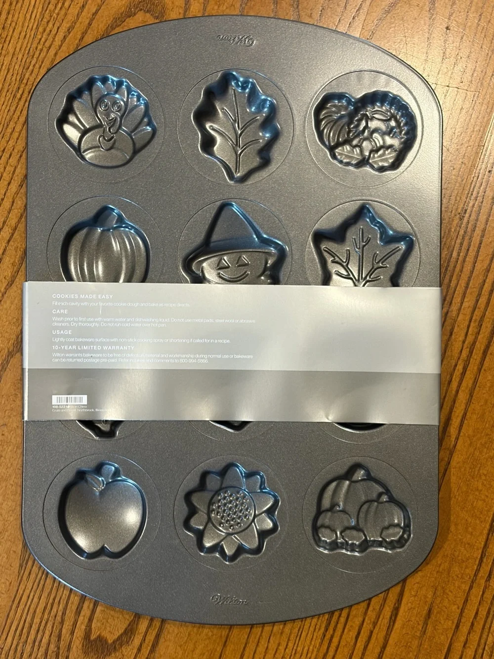 Crate&Barrel Autumn nonstick cookie pan